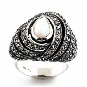 Bague Art Déco en Argent sertie d'une Pierres d'Opale et Marcassites