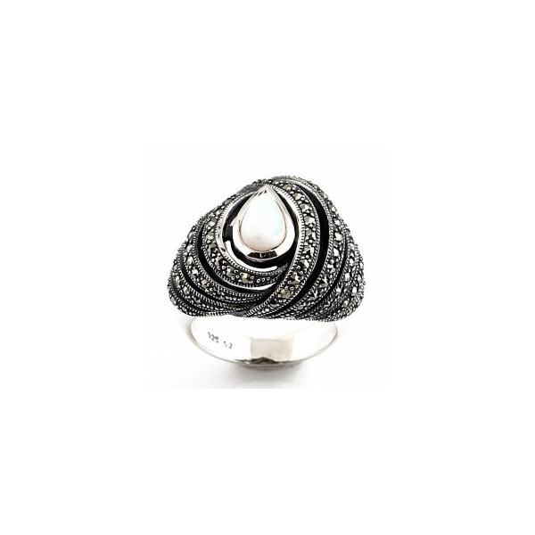 Bague Art Déco en Argent sertie d'une Pierres d'Opale et Marcassites