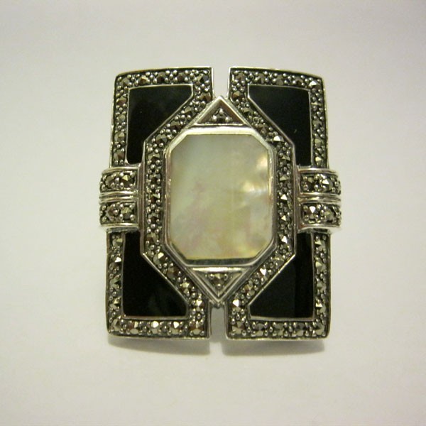 Bague rectangulaire en argent, nacre et onyx