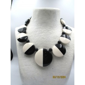 Collier Vintage en Résine Noire et Blanche