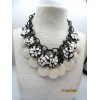Collier Vintage Noir et Blanc en Résine