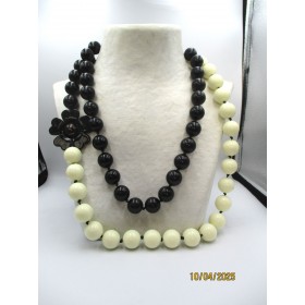 Collier Vintage en Résine Noire et Blanche