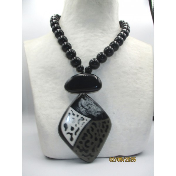 Collier Vintage en Résine Noire et Blanche