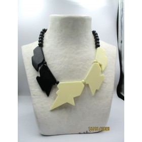 Collier Vintage en Résine Blanche et Noir