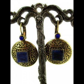 Boucle d'oreille dorée avec pierre lapis lazuli