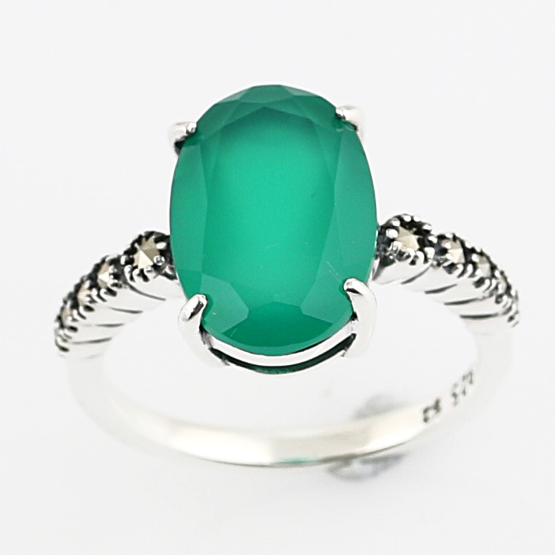 Bague de style vintage en argent sertie d'une pierre d'agate verte