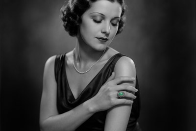 femme portant une bague de style art deco sertie d'une pierre de jade