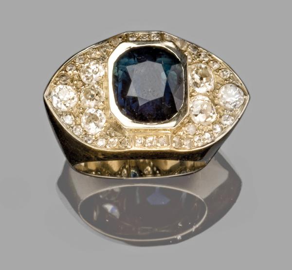 Bague tank en ornée d'un saphir bleu et de diamants (Raymond Templier)