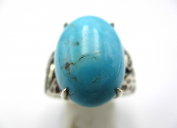 Bague en argent sertie d'une pierre turquoise