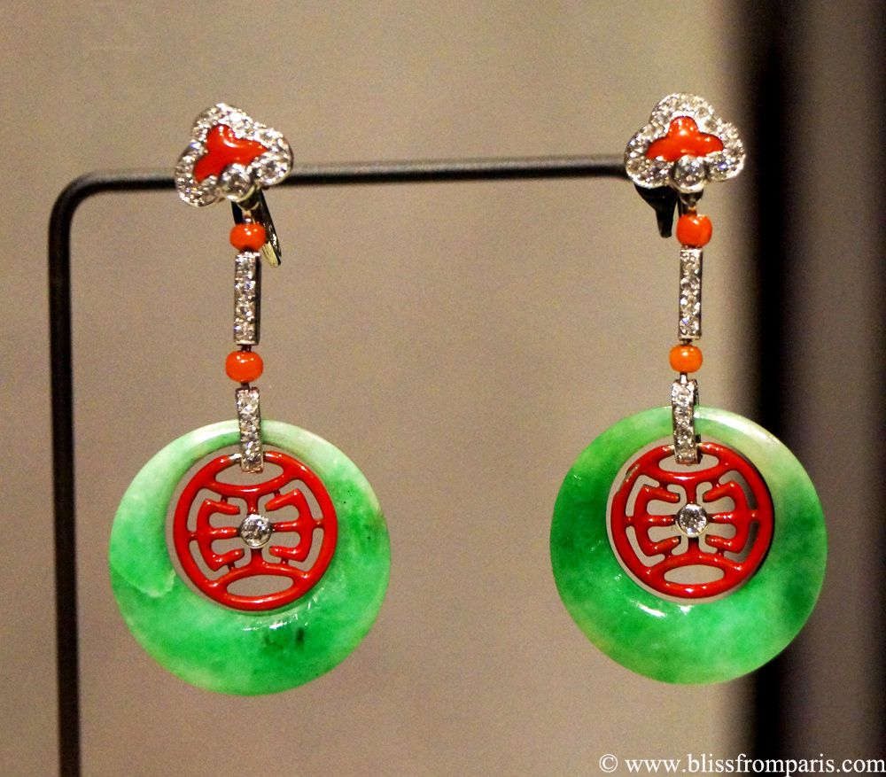 Boucles d'oreilles, Cartier New York,1926, diamants, jade, corail, émail rouge