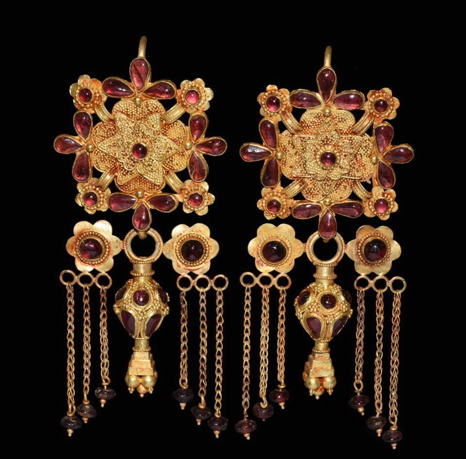Boucles d’oreilles, Grèce, or et grenats IVe siècle av. JC.