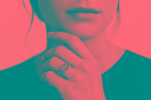 une femme porte une bague art déco (style de photo duotone)