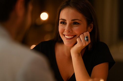 Femme portant une bague art déco sertie d'onyx et de nacre