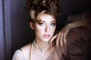 femme portant un collier de perles vintage