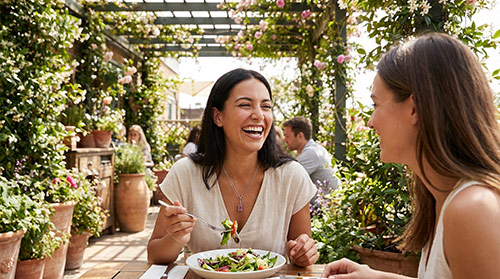 Femme portant un pendentif vintage serti d'améthyste