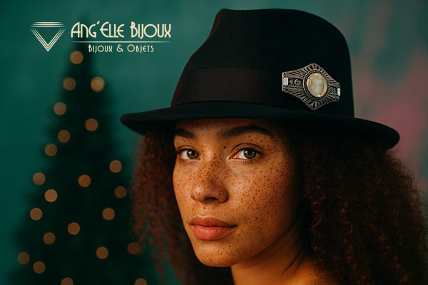 femme portant un chapeau avec une broche art déco à Noël