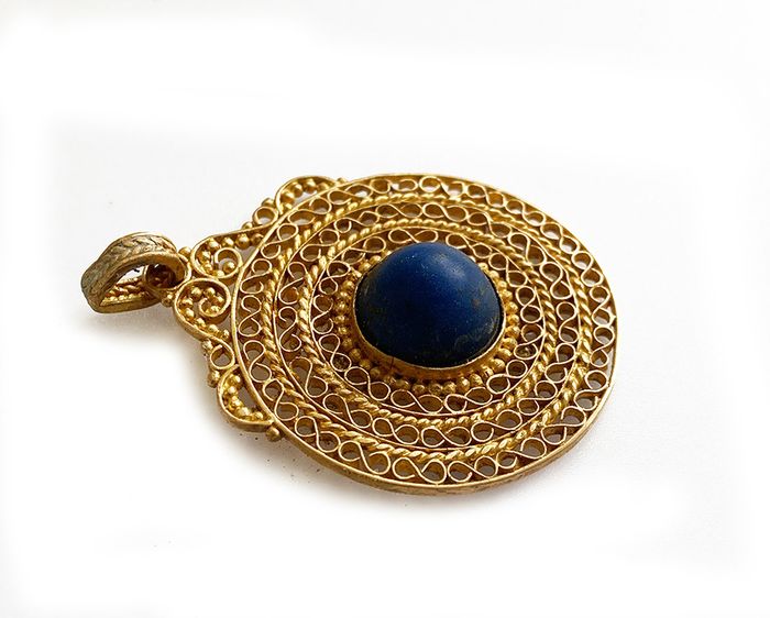 Pendentif rome antique en or et lapis lazuli