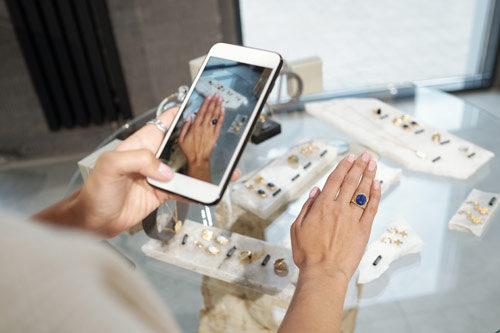 femme prend des photos de bijoux vintage