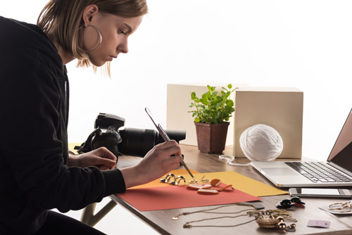 Femme qui photographie des bijoux vintages