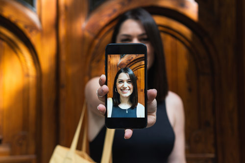 femme prise en photo devant une porte ancienne